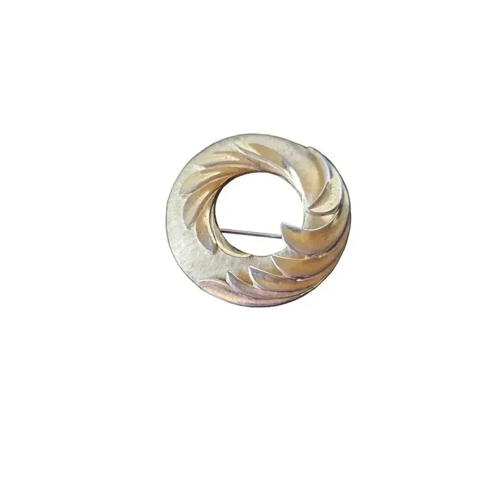 Vintage Signed Trifari Gold Tone Textured Abstract Swirl Wave Oval Brooch Art